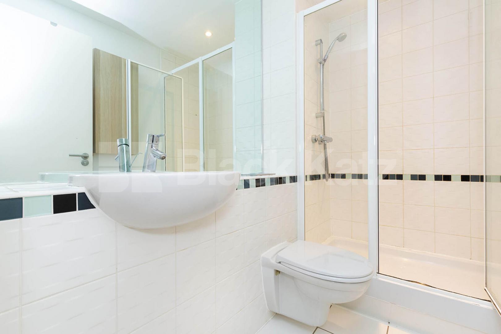 Stunning modern 2 bed 2 bath within a private development mins to tube Eden Grove, Holloway